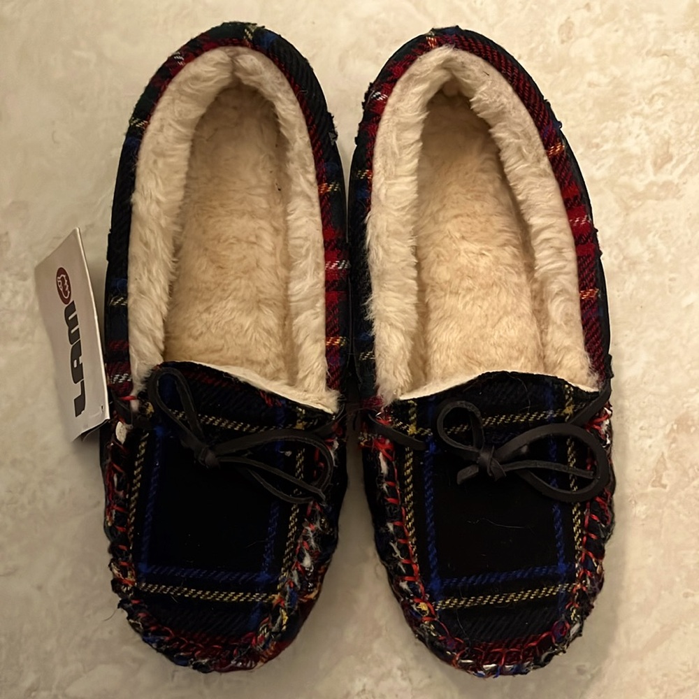 NWT Lamo Fleece Plaid Slippers Black & Red Moccasins Size 7 (Fits like 6) READ